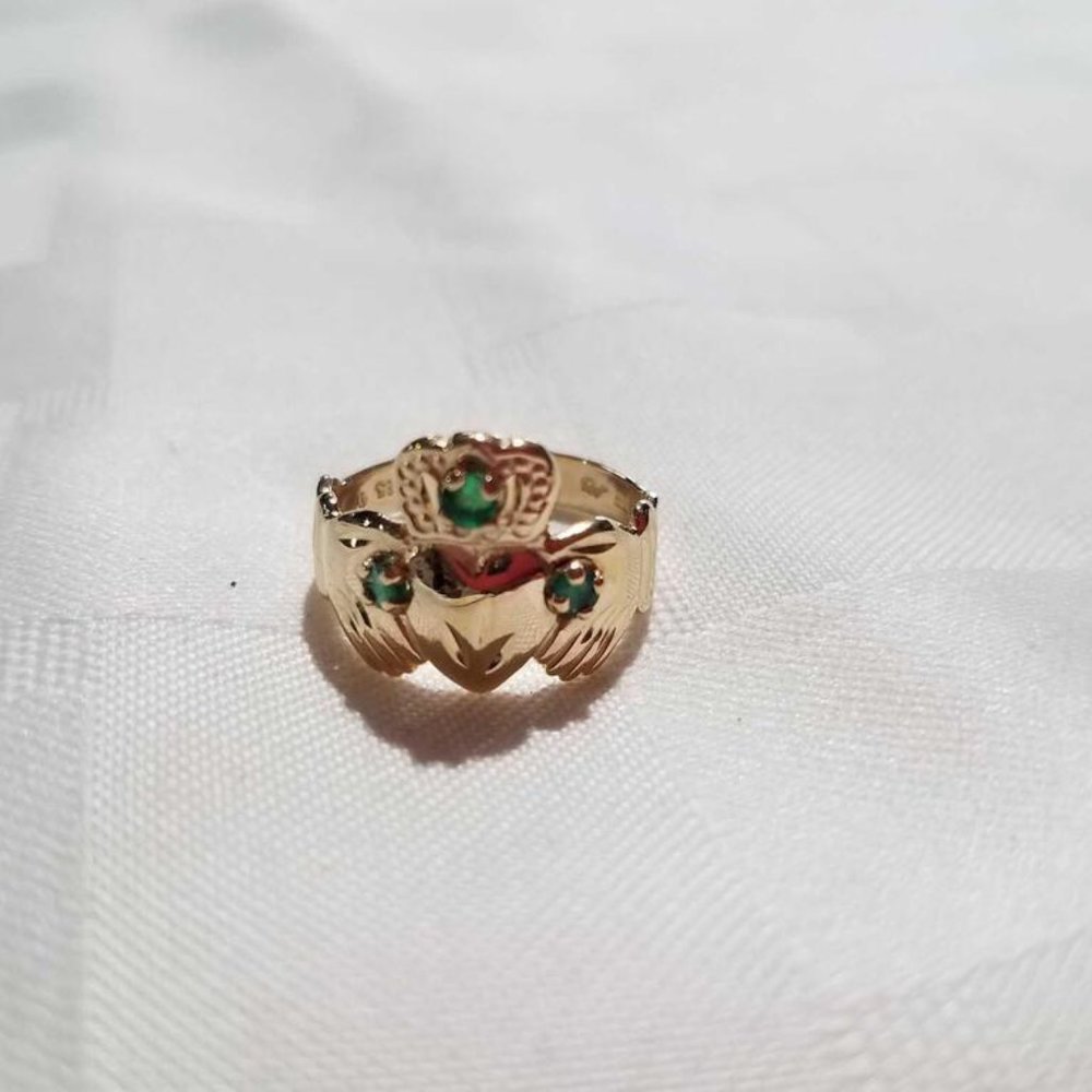 14k natural emerald Claddagh ring